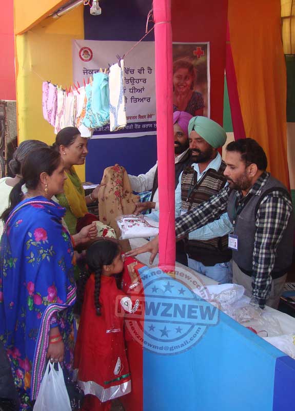 Bathinda’s Gurjeevan Singh sells Bengali embroidered suits at Saras Mela