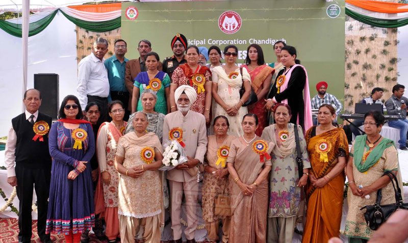 Lt. Gen. K.J. Singh and Mayor of Chandigarh pay homage to martyrs