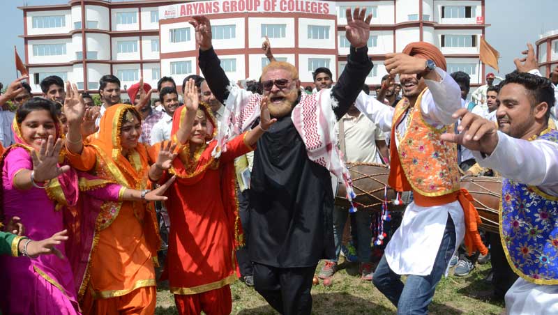 To cheer up team India, Cricketer Yograj Singh visits Aryans Campus