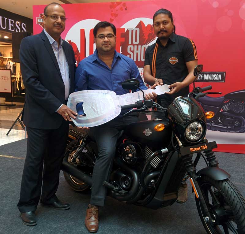 Elante gifts a Harley to lucky winner of its ‘Shop and Win’ Festival 2016