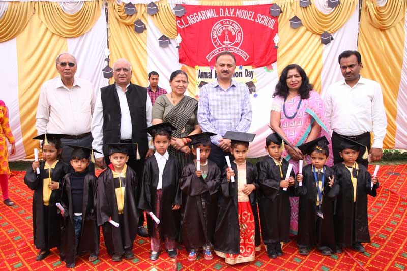 C.L. Aggaral DAV-7 organized Annual prize distribution and Graduation cum recognition ceremony