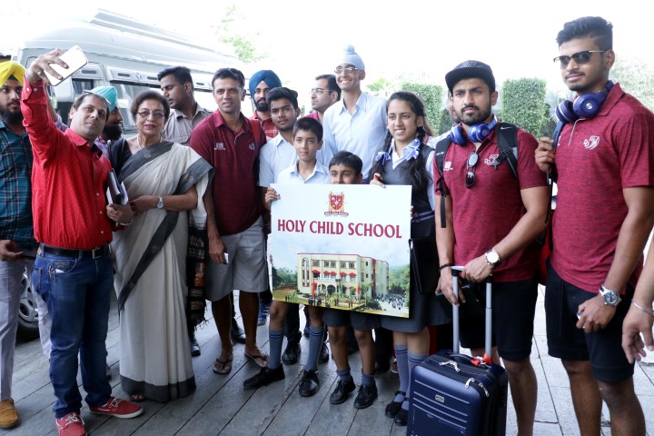 Students of Holy Child School greets Delhi Daredevils team
