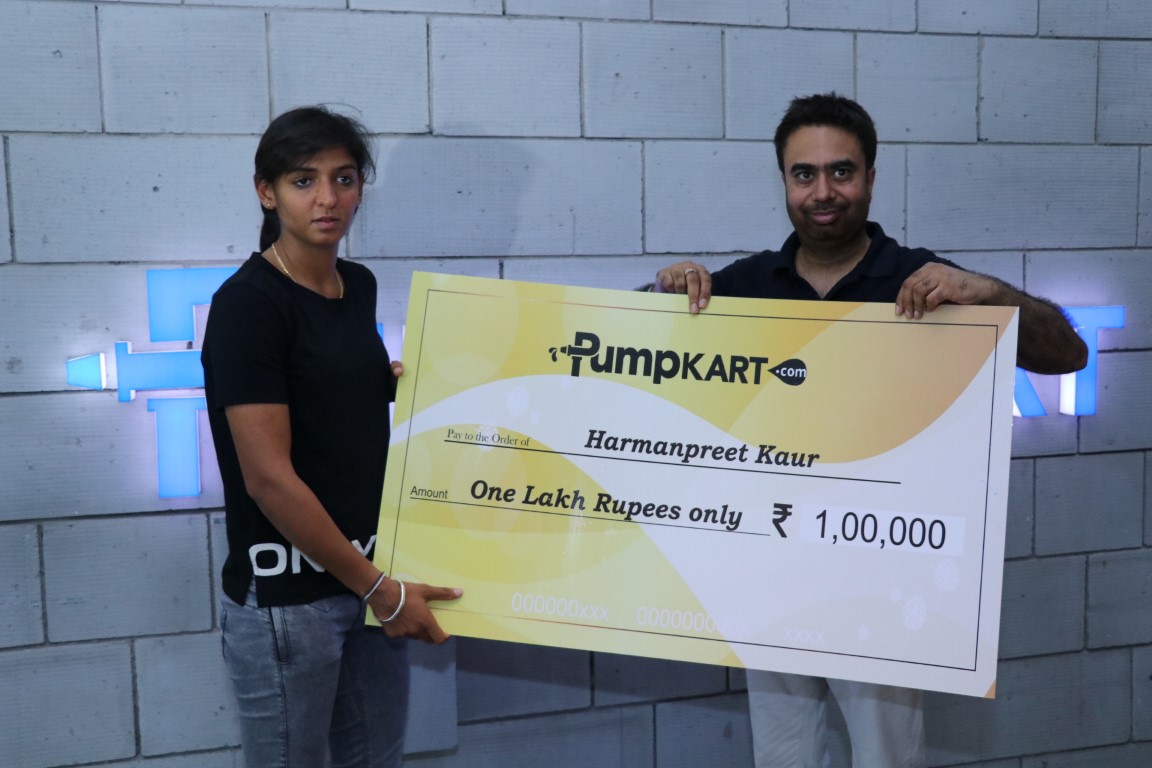 Indian Cricket Player Harmanpreet presented 1 Lakh cheque by Pumpkart