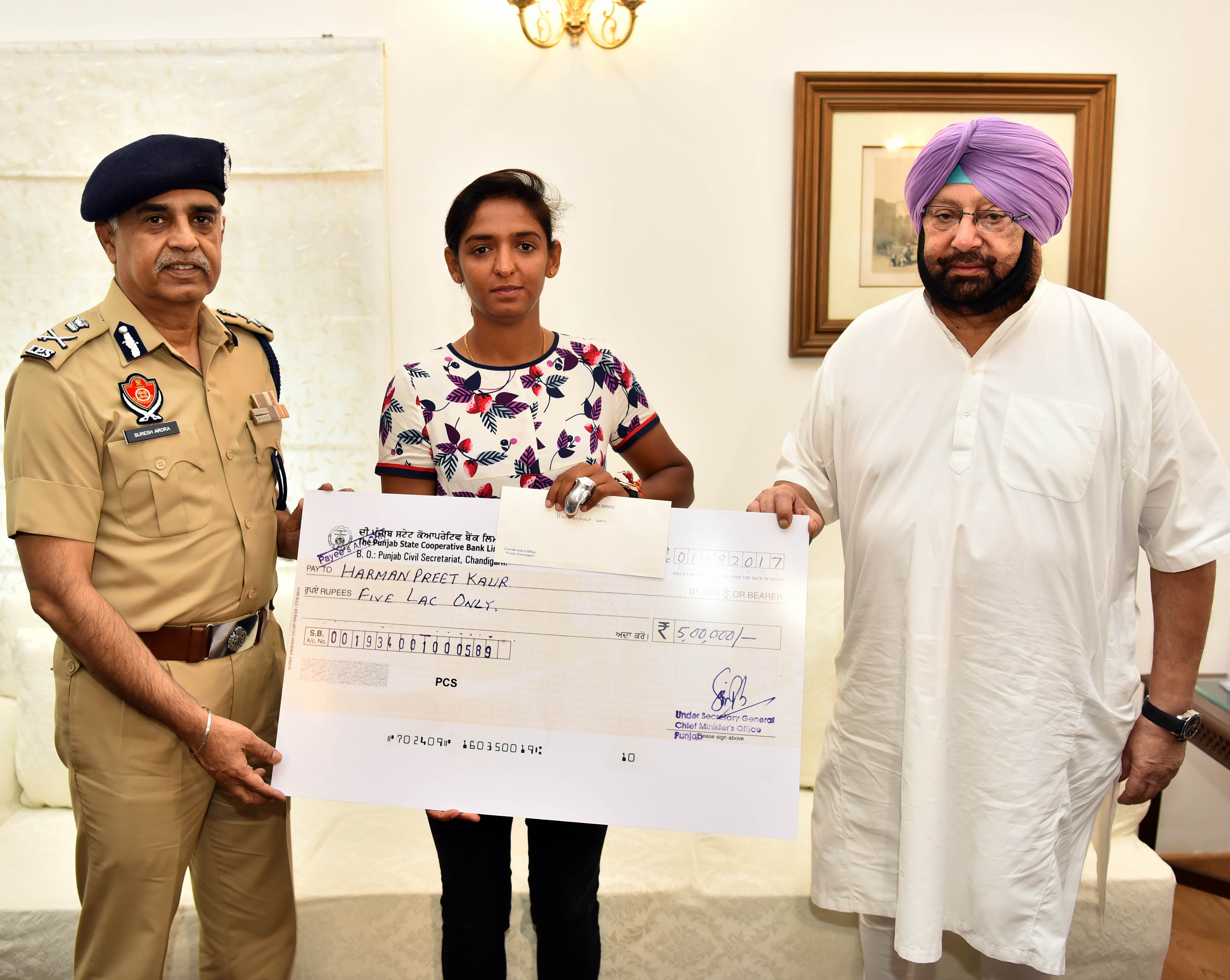 Punjab CM Kickstarts Process of Appointing Harmanpreet as DSP & Handover Rs. 5 Lakh Cheque.