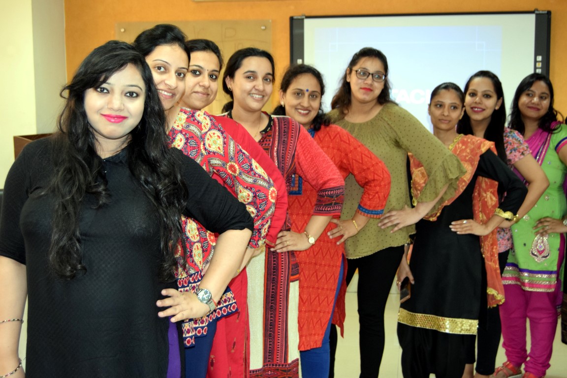Son-to-be-mothers take part in pregnancy quiz at IVY Hospital