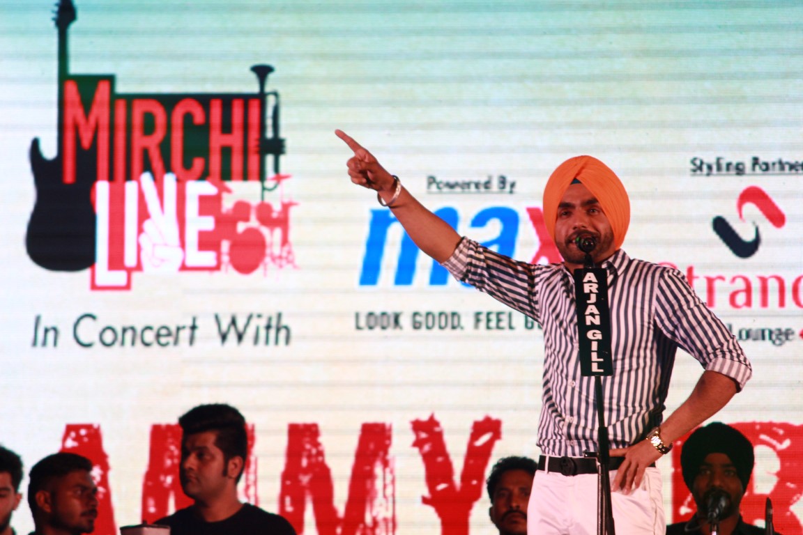 ‘Nikka Zaildar 2’ Ammy Virk patrols the plaza with Mirchi live