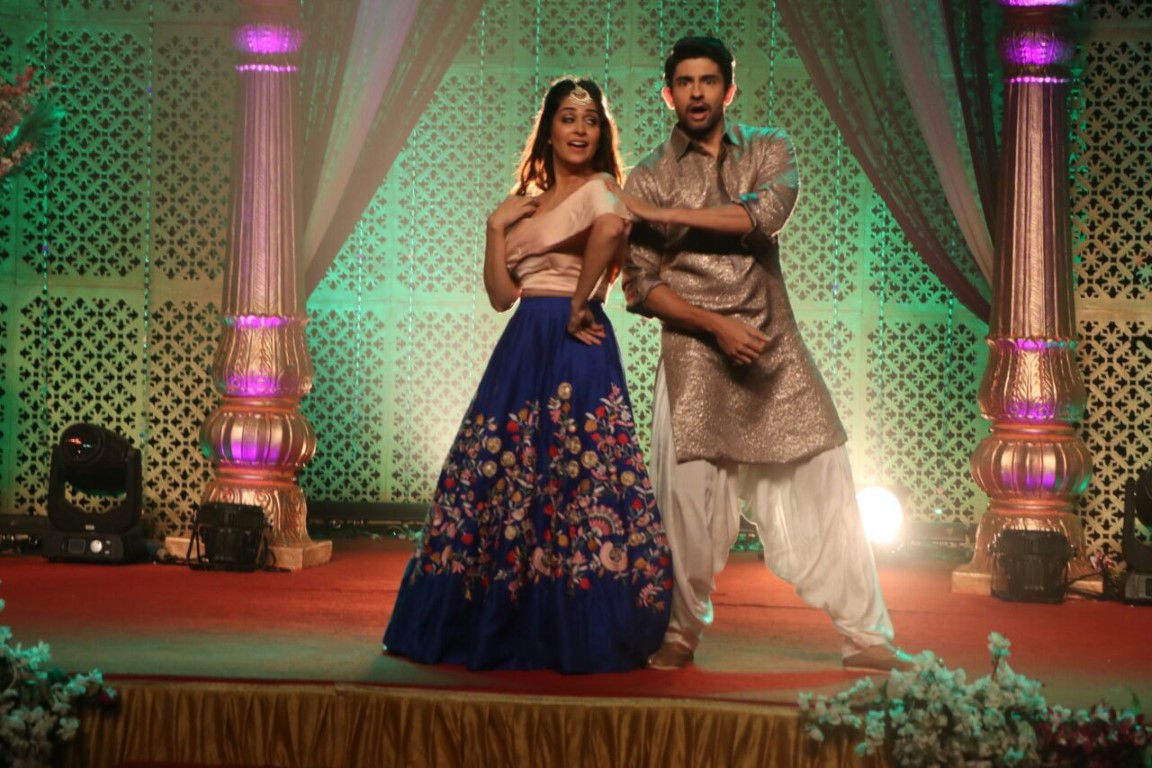 An Extravaganza Wedding Celebration Begins in Sajjan Re Phir Jhooth Mat Bolo