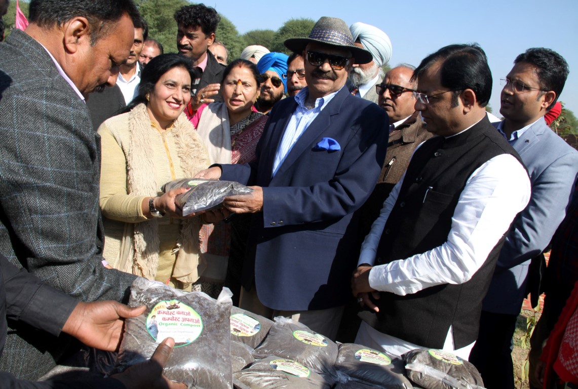 Administrator visits city parks; inspects organic compost pits, open air gyms & TT water supply