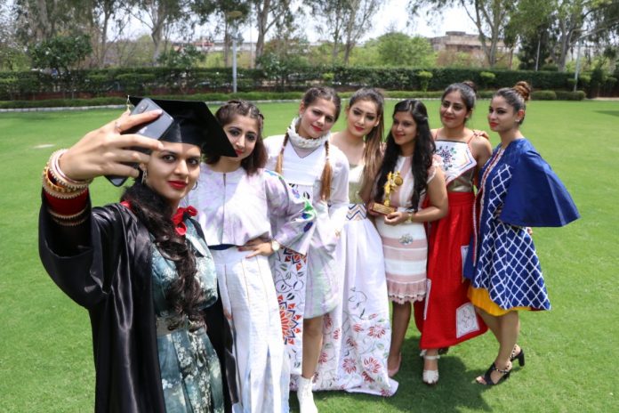 Bollywood Star Designer & Exclusive Stylist of Salman Khan Ashley Rebello felicitates INIFD students