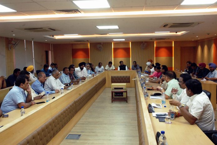Mayor held review meeting of Chandigarh Street Vending Plan