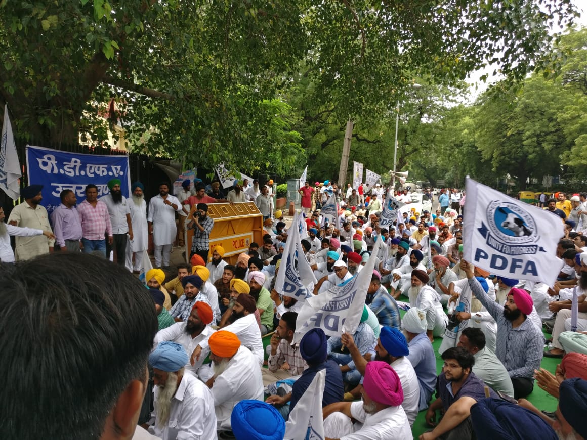 Milk Producers Of India Protested At Jantar-Mantar