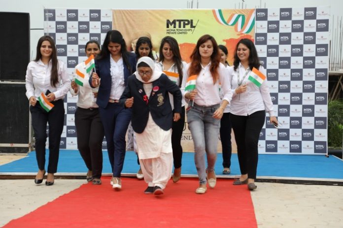 Man Kaur hoists Tricolour at Mona City Homes,takes part in I-Day