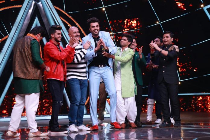 Maniesh debuts as a singer in Indian Idol; gets Dakshina from Anu Malik