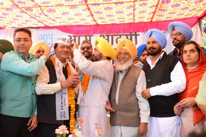 BJP Leader and Former Union Minister Harmohan Dhawan Join AAP