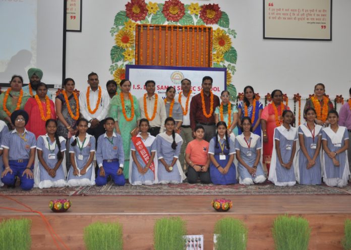 I S Dev Samaj School celebrates ‘Maat Pita Santaan Diwas’