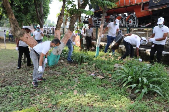 Jio employees join ‘Jio Swachh Rail Abhiyan’