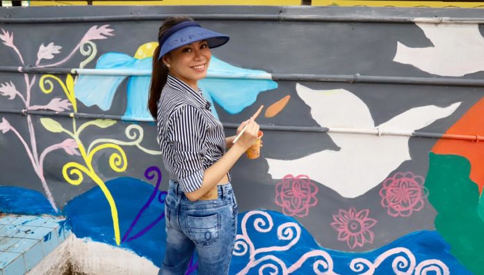 Renowned Filipino Artist paints 100 feet long wall