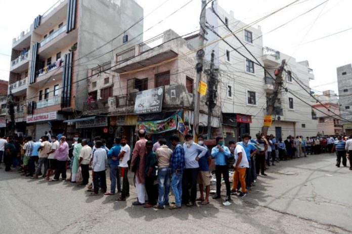 Delhi liquor shops witness long queues as city goes for lockdown