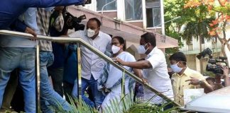 Mamata starts dharna in CBI’s Kolkata office