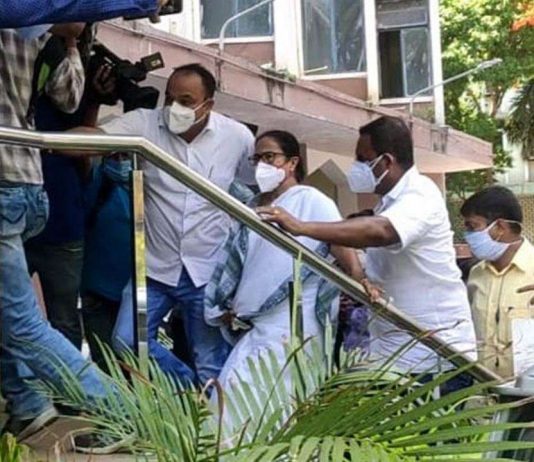 Mamata starts dharna in CBI’s Kolkata office