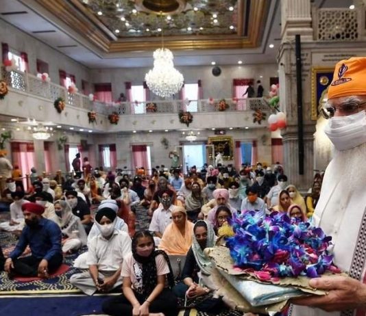 PM offers prayers to Guru Teg Bahadur at Sis Ganj Sahib
