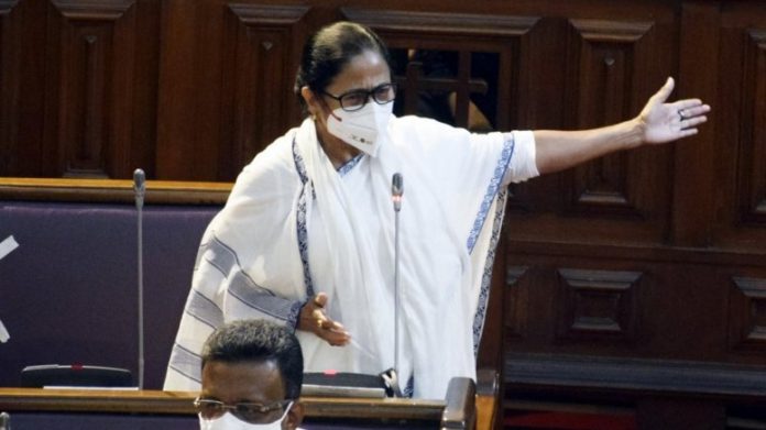Mamata accuses Election Commission of directly helping BJP