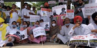 AAP gheraoes Lambi police station demanding arrest of culprits in spurious liquor factory busted at Badal village