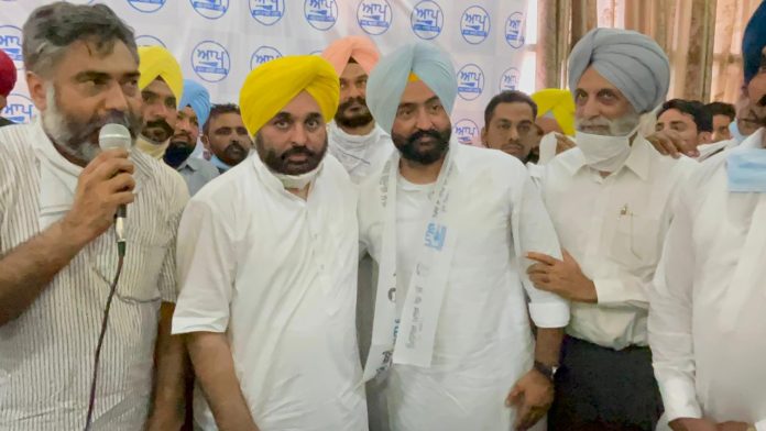 Davinderjeet Singh Laddi Dhos joins AAP along with hundreds of associates