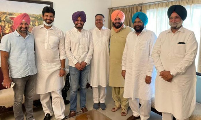 Navjot Singh Sidhu calls on PCC chief, ministers