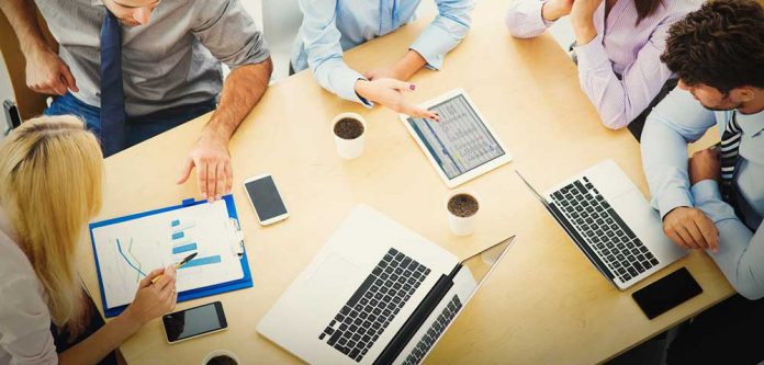 What are the roles and responsibilities of a business manager?