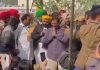 Kejriwal joins dharna of contractual teachers in Mohali