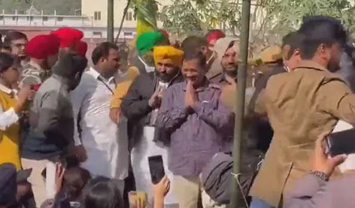 Kejriwal joins dharna of contractual teachers in Mohali
