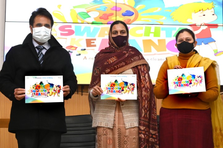 Mayor handed over 20000 colouring books ‘Swacchta ke Rang’ to Education Department Chandigarh