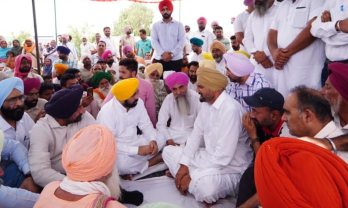 Punjab CM meets slain singer Moosewala’s parents, expresses grief