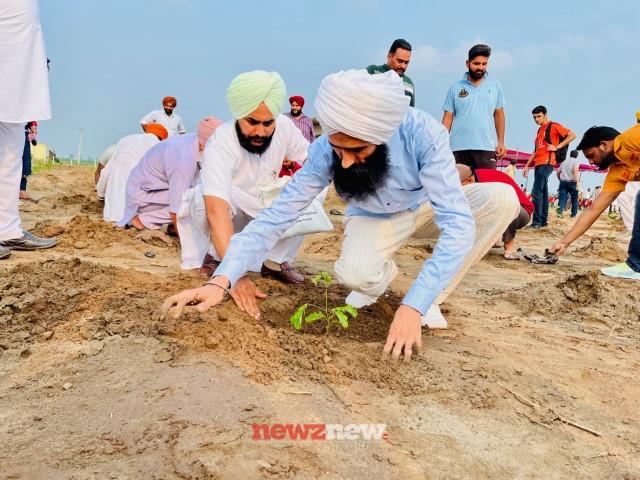 Singer Kanwar Grewal Inaugurates Mini Forest Plantation Organised by RoundGlass Foundation
