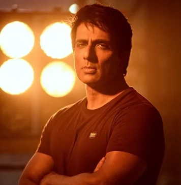 Sonu Sood Team MTV ‘Roadies’ donates 1000 raincoats to Mumbai Police