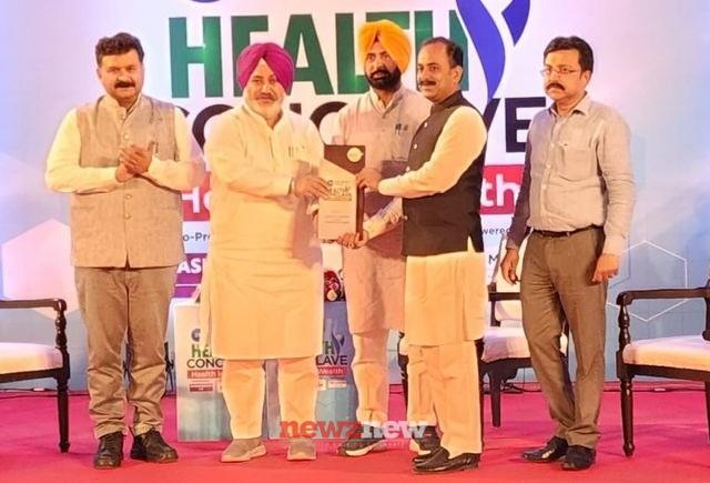 Chetan Singh Jouramajra honours Acharya Manish with Ayurveda Guru award