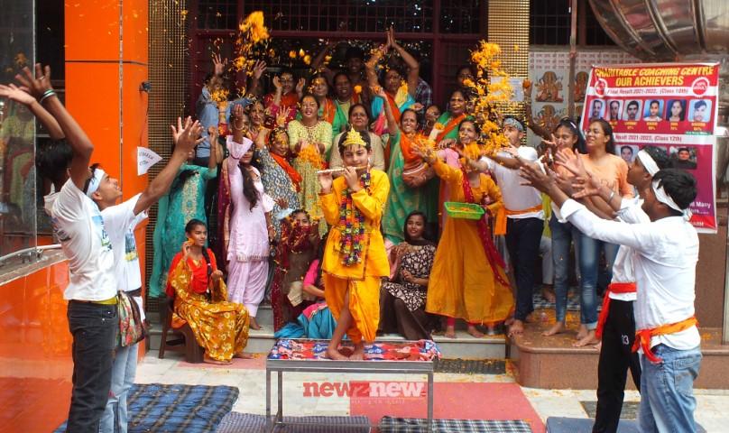 Dahi Handi organized on Janmashtami in Hanumant Dham