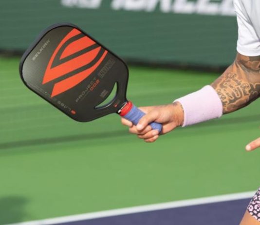 How to hold a pickleball paddle