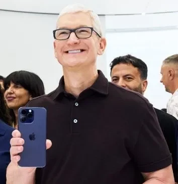 Apple crosses 2 billion active devices