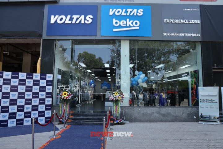 Voltas & Voltas Beko unveils its new customer Experience Centre at Chandigarh: Voltas Limited, India’s No. 1 AC brand, from the house of Tata’s announced the inauguration of its new customer Experience Centre at Chandigarh. It is the 1st Experience Zone in Chandigarh and 5th in the Country. Voltas already has over 25000+ customer touchpoints, including 260 Exclusive Brand Outlets (EBOs) pan India, including 16 in Punjab; and has an accelerated expansion plan for the year ahead.  This center showcases a wide range of the Company's array of the new range of Voltas and Voltas Beko products, comprising of Air Conditioners, Air Purifiers, Air Coolers, Commercial Refrigerators, Water Dispensers, Water Coolers, Refrigerators, Washing Machines, Microwaves, and Dishwashers. Located at the heart of the city, this new experience zone is a state-of-the-art destination providing innovative solutions for air conditioning and air cooling; connected appliances; kitchen appliances like microwaves, dishwashers and refrigerators; smart laundry solutions in washing machines; commercial air conditioning solutions for F&B segment, and water dispensing & cooling solutions for institutions. This new Experience Zone has been launched to meet the growing expectations of consumers in the city of Chandigarh and facilitates them to experience the best-in-class and technologically advanced range of products offered by Voltas and Voltas Beko, in an engaging manner. The Experience Zone will also help architects, consultants, and builders of the region to experience the company’s latest design, innovations and product solutions in residential, light commercial and commercial air conditioning under one roof. The Experience Zone, operated by Sukhmani Enterprises, is being inaugurated on 21st April, 2023 by Mr. Pradeep Bakshi, MD & CEO, Voltas Limited. Speaking on this occasion, Mr. Pradeep Bakshi, Managing Director & CEO, Voltas Limited, said, “We are delighted to begin a new chapter with the opening of this new Experience Zone in Chandigarh. We are positive that this new venture will further strengthen the brand in the region by providing hands-on, real-time experience of our advanced, wide and super exciting range of cooling technologies and products. As a market leader in the AC category, Voltas has always placed customer centricity at the core of all its offerings. This new Experience Zone is an extension of our promise wherein we would be offering the latest range of Voltas and Voltas Beko products, under one roof." The Voltas 2023 AC product range includes overall 64 new SKUs, with 50 SKUs in Inverter ACs, 42 in Split Inverter ACs, and 8 in Window Inverter ACs, besides Cassette and Tower ACs. This summer, Voltas has also launched 51 SKUs of its Voltas Fresh Air Coolers under various sub-categories such as Personal, Window, Tower, and Desert Air Coolers. The new range comprises of new models like, Windsor with 4-sided cooling advantage, Epicool with style and ultra-cooling. The Company also strengthened its overall portfolio by introducing 51 SKUs of Commercial Refrigeration products, including Convertible Freezer, Freezer on Wheel, and Curved Glass Freezer. In addition to this, the company has also launched 15 SKUs of Water Dispensers, and 27 SKUs of Water Coolers. Voltas also has a new range of cold room solutions and medical refrigeration products for the B2B segment. Through its Home Appliances JV brand, Voltas Beko, the company aims to strengthen its portfolio in 2023 by launching a series of new products. Keeping the brand promise and commitment to stand by the ‘Make in India’ initiative, Voltas Beko has unveiled a range of home appliances with new frost-free refrigerators and top-load washing machines made in India. Equipped with a 12-year warranty on AC compressor and refrigerator motors, these products are proudly indigenous with advanced features that will cater to the evolving needs of new-age customers. The new range seeks to strengthen Voltas’ home appliances portfolio in India by offering convenience with superior technology. The new range of frost-free refrigerators offer exciting features like NeoFrost™ Dual Cooling, Internal Electronic Temperature Control & Display, LED lamination and ProSmart™ Inverter compressor to ensure even cooling, efficient lighting and seamless operations. The refrigerator is available in six aesthetically pleasing colours to suit the requirement of every home. As a special offer for Voltas Experience Zone customers, this Summer, Voltas’ new range of cooling appliances are coupled with attractive financing offers for consumers with up to 17.5% cashback, Easy EMI Finance offer, Lifetime Inverter Compressor Warranty and 5-Year Extended Warranty for ease of adoption & access to customers.