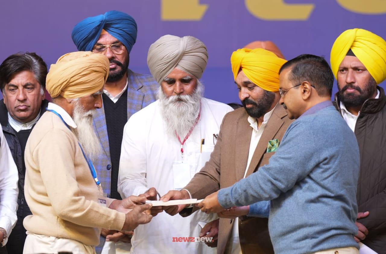 Bhagwant Mann and Arvind Kejriwal hands over cheque worth Rs 1 Crore as financial assistance to family of Martyr Amrik