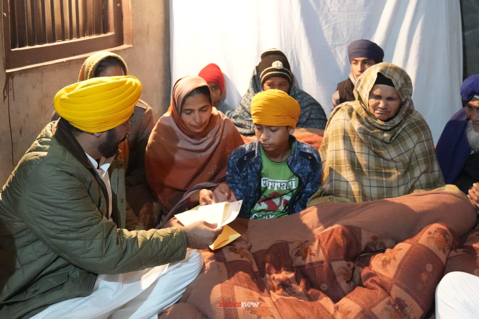 CM hands over cheque worth rs 1 crore as financial assistance to family of Martyr Jaspal Singh