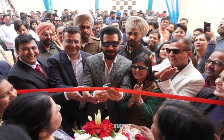 अभिनेता बिन्नू ढिल्लों ने TVISVA ज्वेल्स आउटलेट खोला