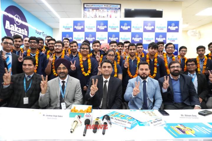 Aakash Institute's Chandigarh and Panchkula Flag Flies High in JEE (Main) 2024 Session 1 Results