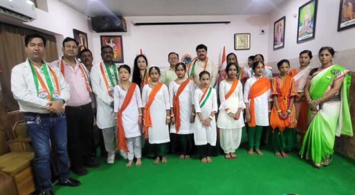 Councillor Bimla Dubey hoisted the national flag at Maharishi Dayanand Public School