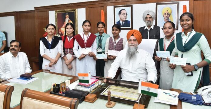 Sandhwan felicitates seven students with cash prizes returned from Japan