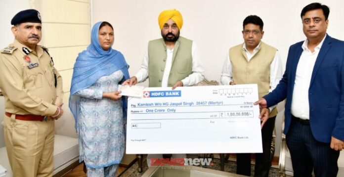 CM hands over Cheque of Rs. 1 crore to family of martyred Home Guard Jawan Jaspal Singh