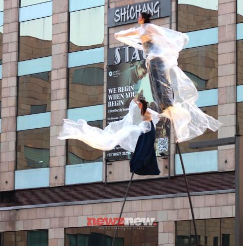 RoZéO Aerial Spectacle Mesmerizes Shoppers at Nexus Elante