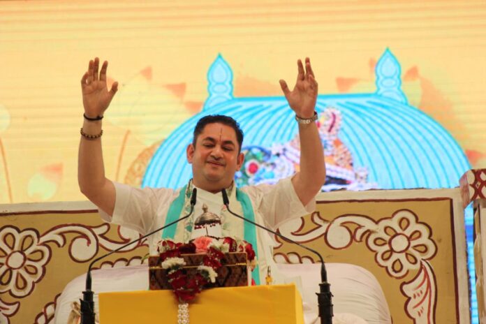 Shri Pundarik Goswami delivers discourse on the celestial Venu